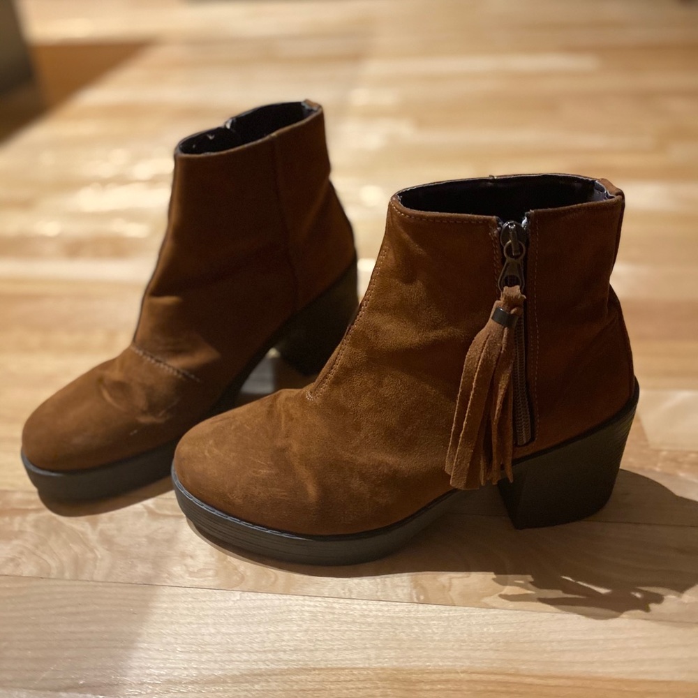 TOPSHOP tan suede ankle boots